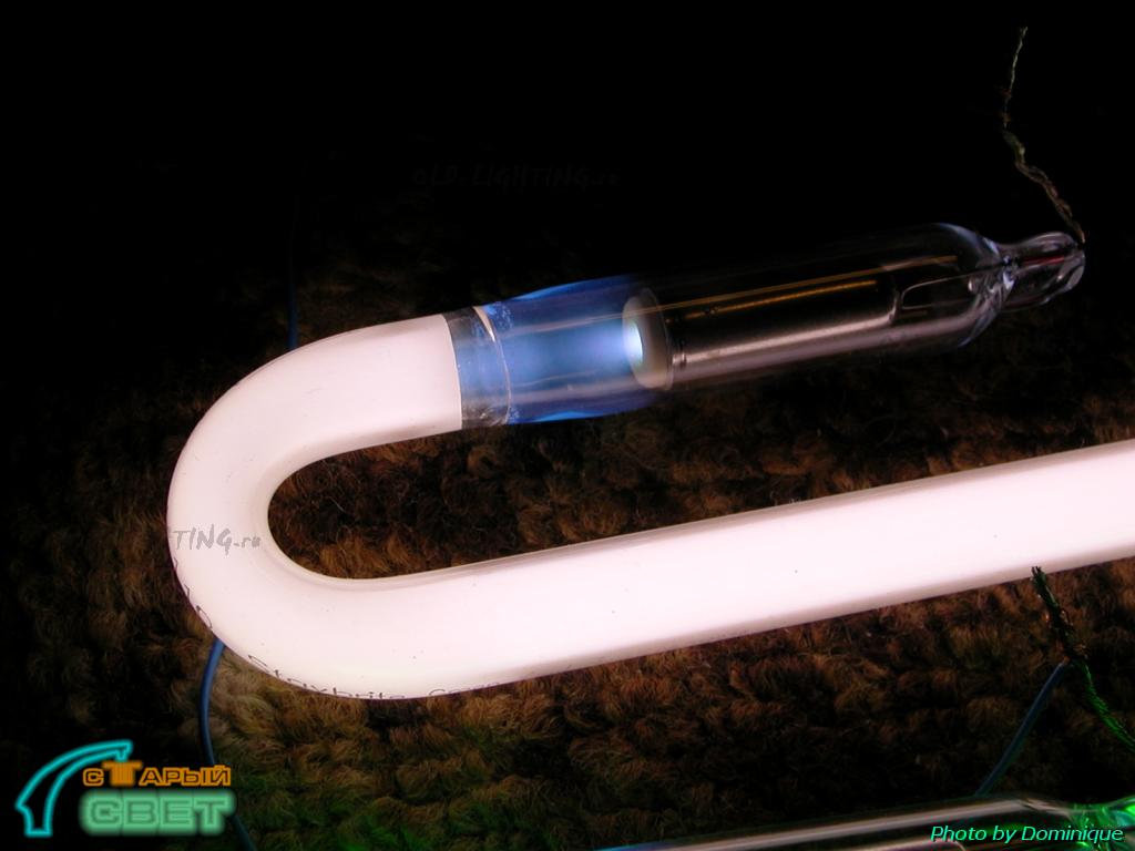 Нейтрально-белая трубка (4000К). Обратите внимание на люминесценцию стекла в электродной зоне