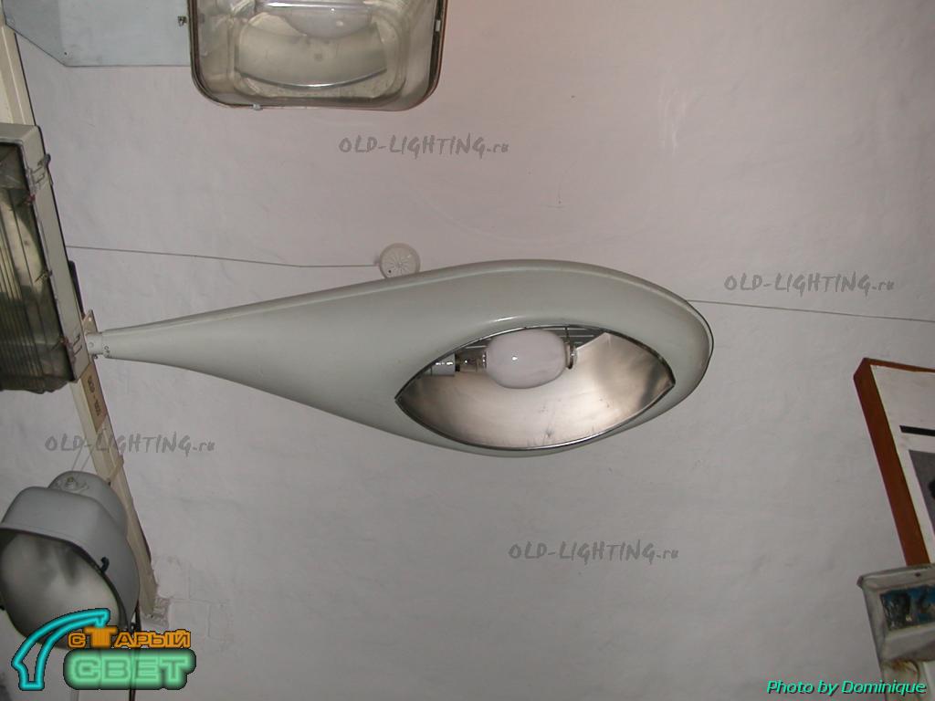 С другой стороны «насеста» примостился консольный светильник LBL для ДРЛ400 с аутентичной лампой и действующим креплением «за пупок». Перекрашенный.