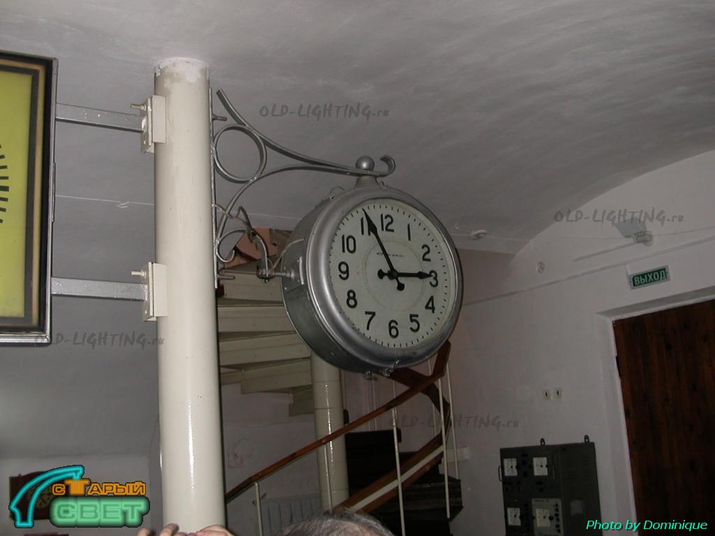 А это более старая модель наружных часов, также известная по улицам, фабрикам и заводам. Вроде бы без подсветки.